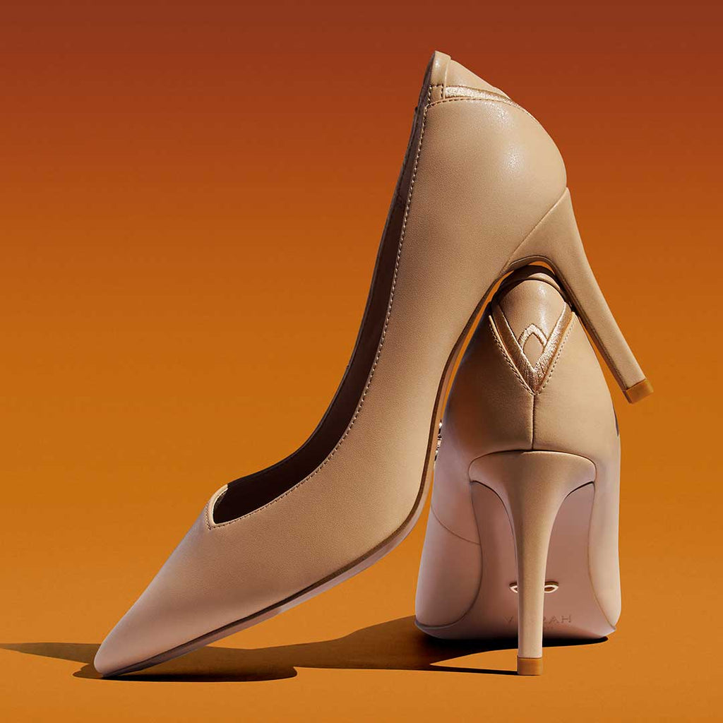 Beige vegan pump with pointed toe and a mid-heel height. Classic women's pump.